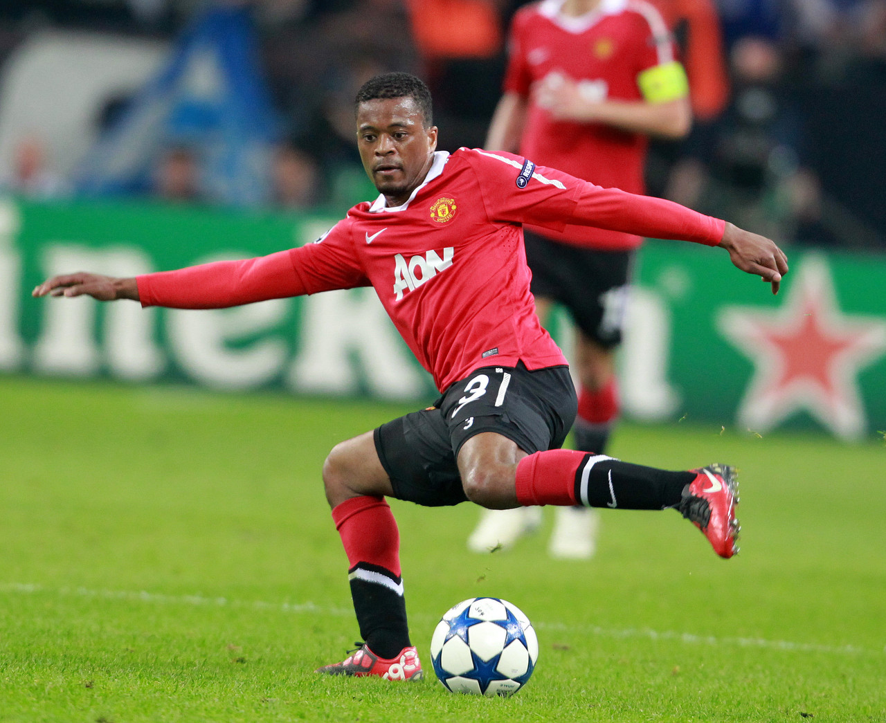 但她身后的 但她身后的